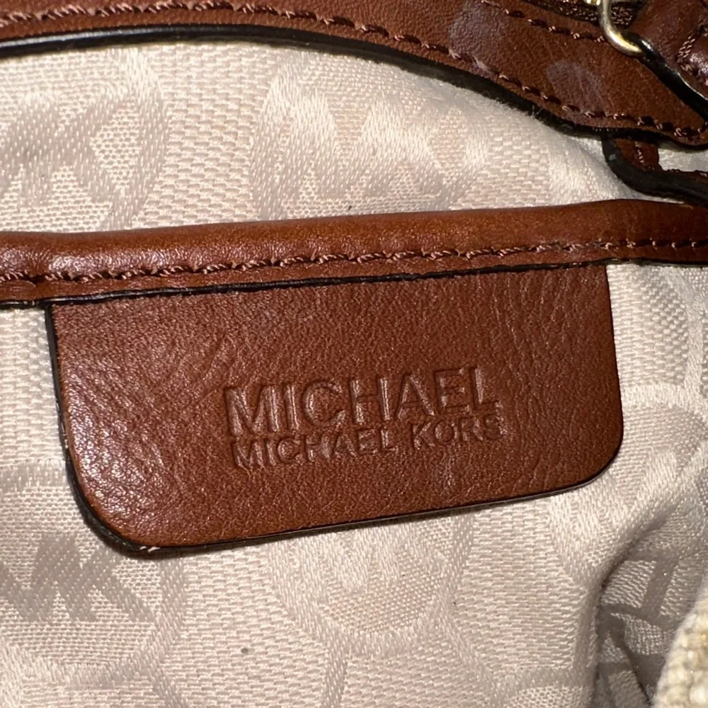 Elegant gold, Michael Kors’s Shoulder Bag